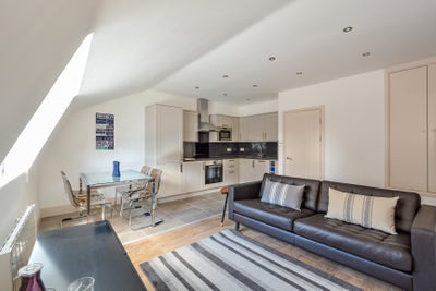 2 Bed Flat, Commercial Road, E14 Main Photo