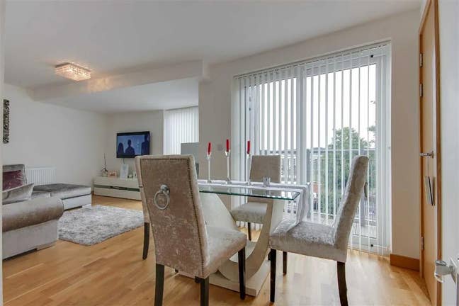 Large 1-Bedroom Apartment with balcony Main Photo