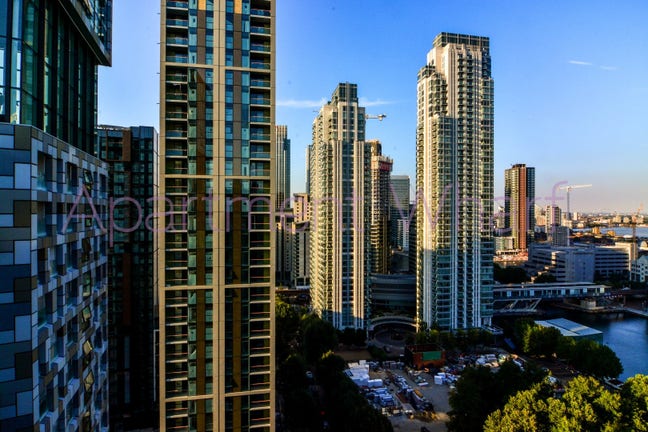 Lux room available in South Quay with Gym + Pool Main Photo