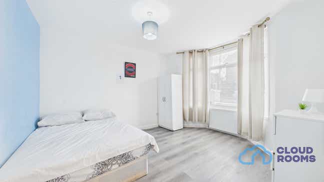 Largest Room in a Shared House – RM17 🏠 Grays Main Photo