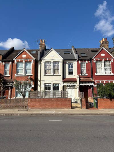 Room available with private bathroom in white city Main Photo