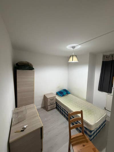 Good size Room in a clean house Next to station Main Photo