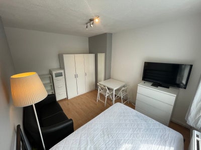 Beautiful room, next to Canal! Main Photo