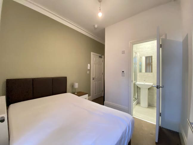 The Best Rooms in Strood - Double with En-Suite Main Photo
