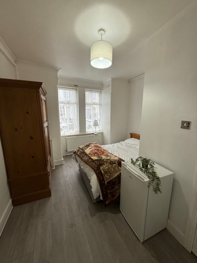 Beautiful Double Room close to Southall Station! Main Photo