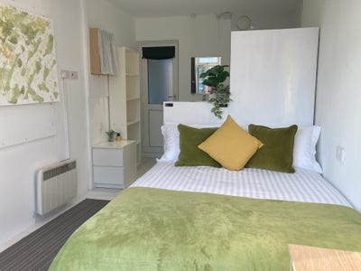 Double room with own shower and washbasin, Cowley Main Photo