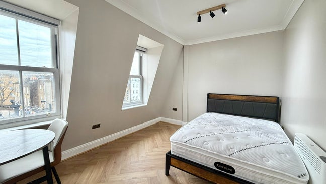 A bright and refurbished studio flat in Paddington Main Photo