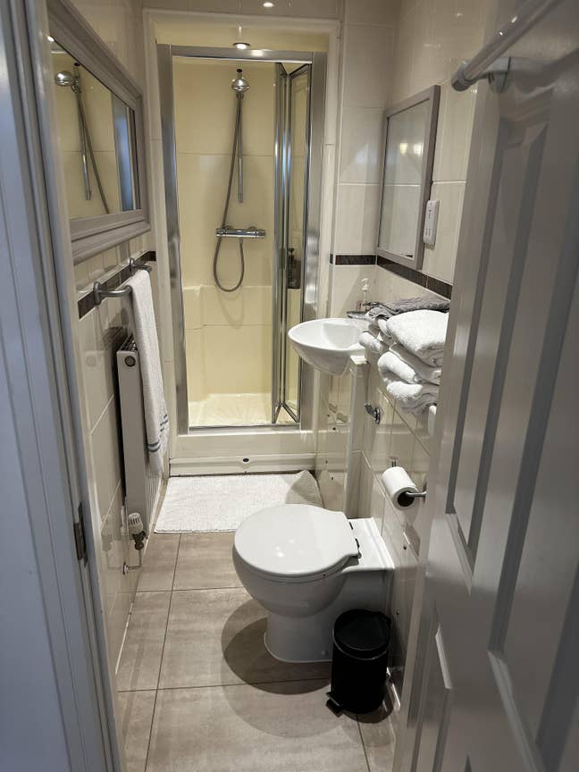 En Suite Room in a nice area in South Leatherhead  Main Photo