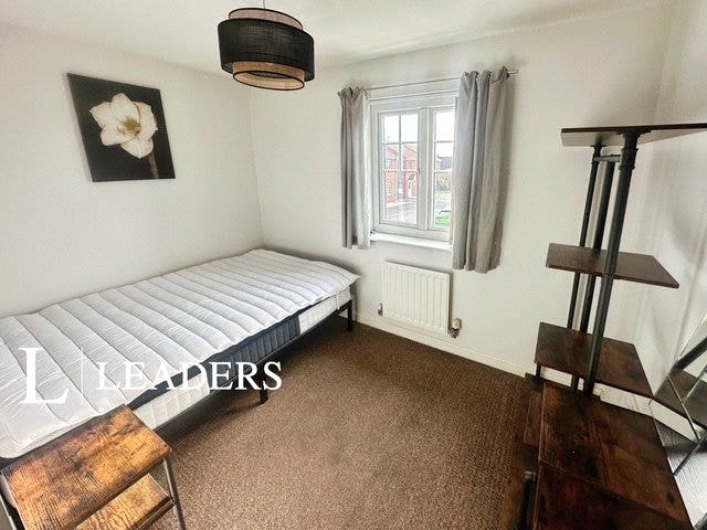 Room 3, 5 Waterlily close Main Photo