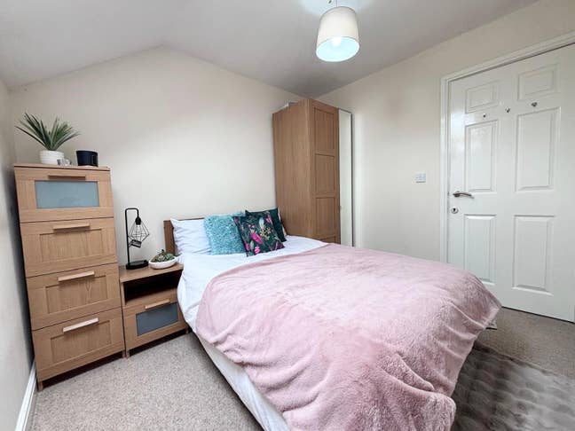 Spacious Affordable Room Close to Station LS13! Main Photo