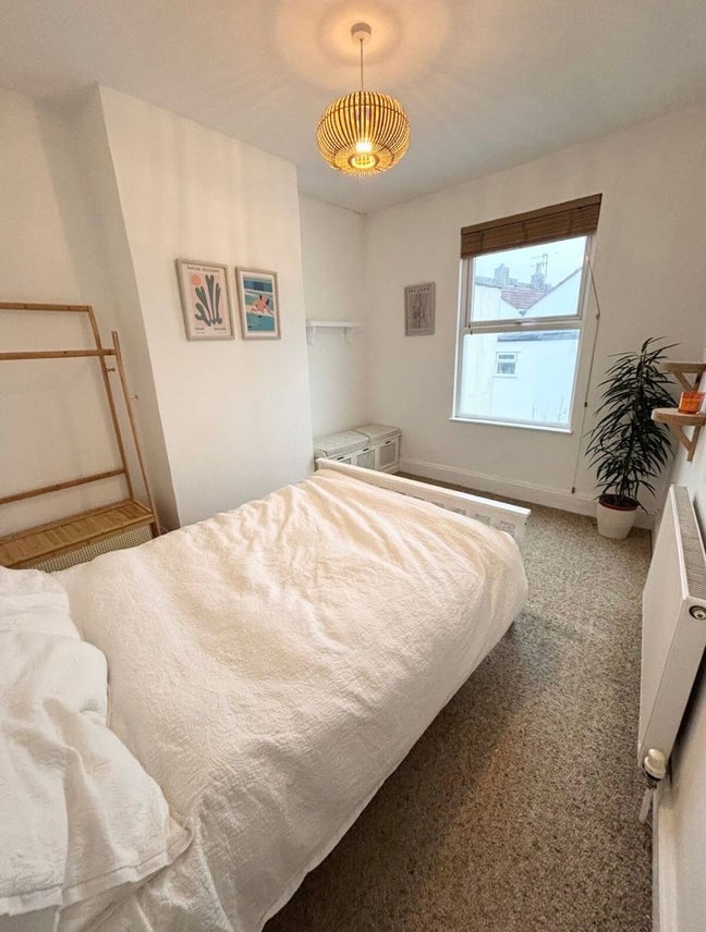 Double room in a lovely house share Main Photo