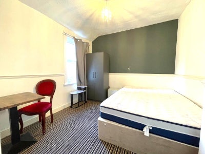 Double Room * Ensuite * near Sainsbury Superstore Main Photo