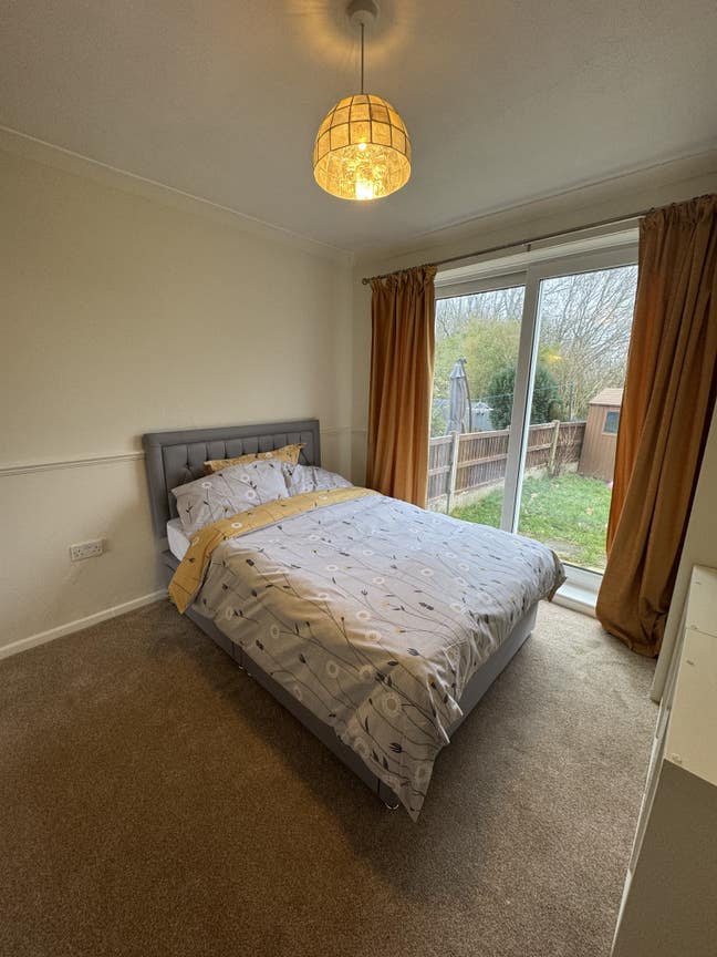 Newly refurbished double bedroom Main Photo