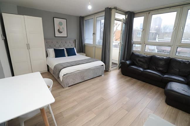 Massive Room Just 3 Min Walk from Dlr- E14 Main Photo