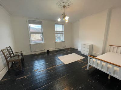 V Large Double Room Available in Easton Townhouse Main Photo