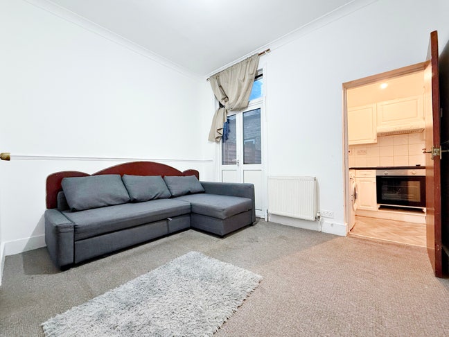 Studio 5 Miniutes Walk to Hounslow Central Station Main Photo