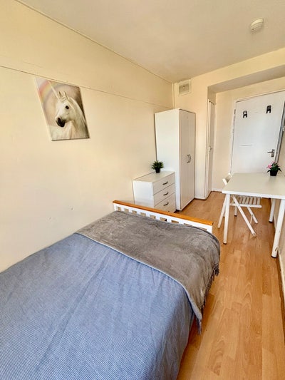 Cozy room near Victoria Park Main Photo