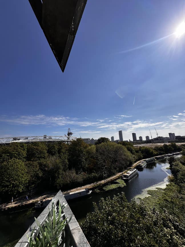 Bright canal side flat close to Hackney Wick Main Photo