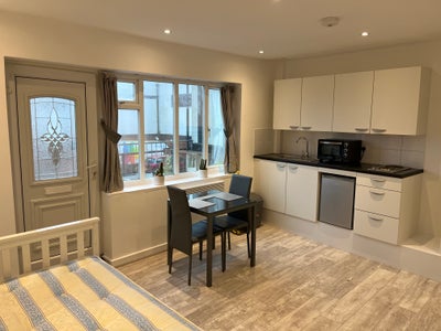 Studio to rent borehamwood  Main Photo