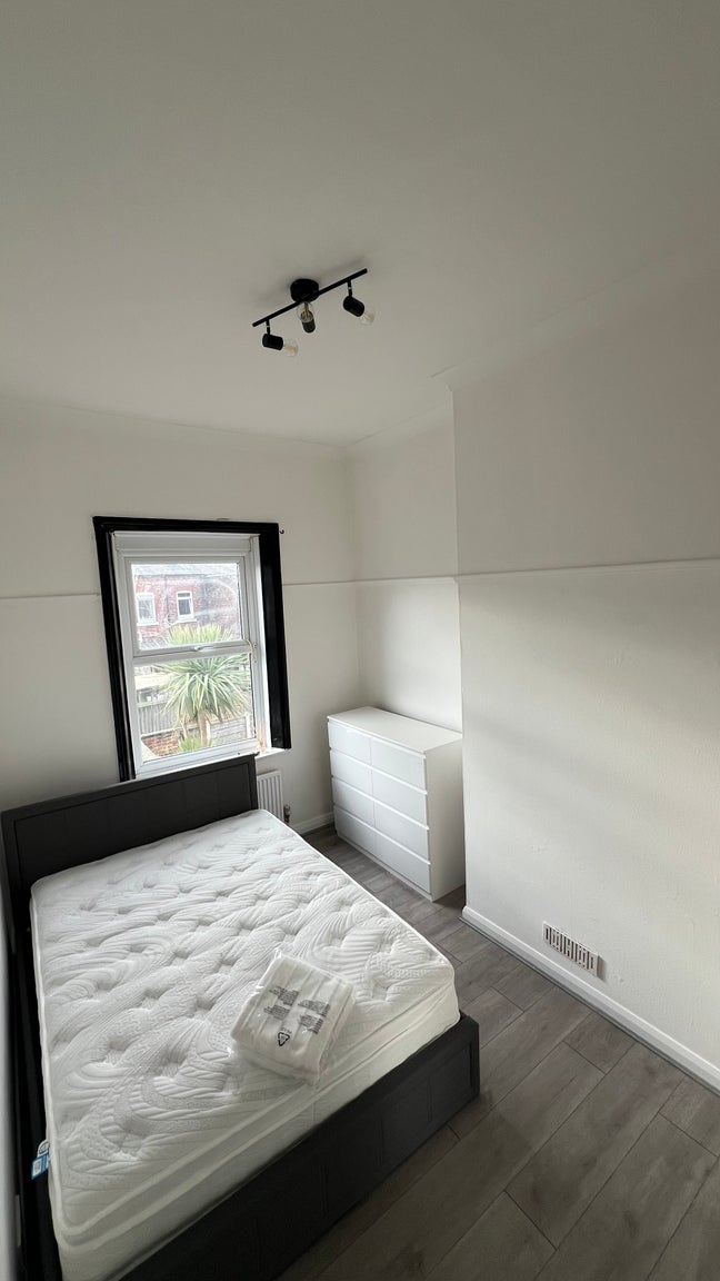1 Double Rooms Available – Ideal for Professionals Main Photo