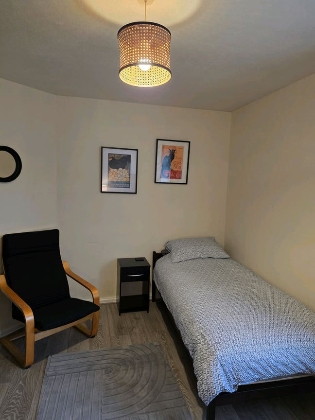 Large single room Main Photo