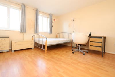 Prime Location-Stunning Ensuite in Beautiful House Main Photo