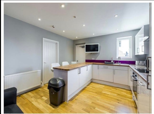 En-suite double size room available now! Main Photo