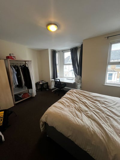Large furnished room available in Colliers Wood Main Photo