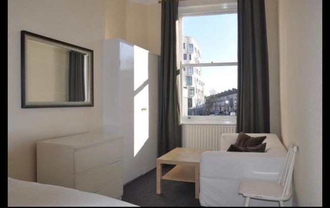 Double bedroom available on high street 🤩  Main Photo