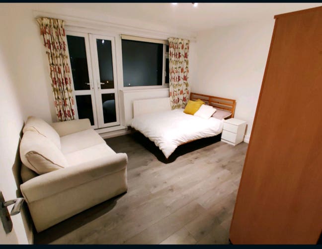 Lovely Sunny Room in Southfields!  Main Photo