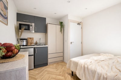 Modern TF3 Rooms: En-suite & Kitchenette Main Photo
