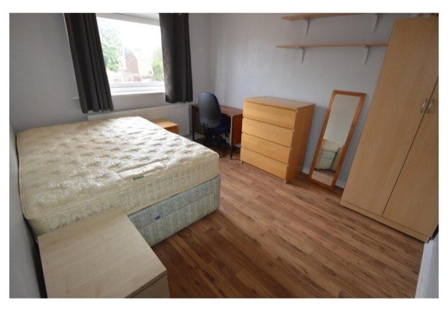 Modern Room in Vibrant Area – Steps from MMU & Gre Main Photo