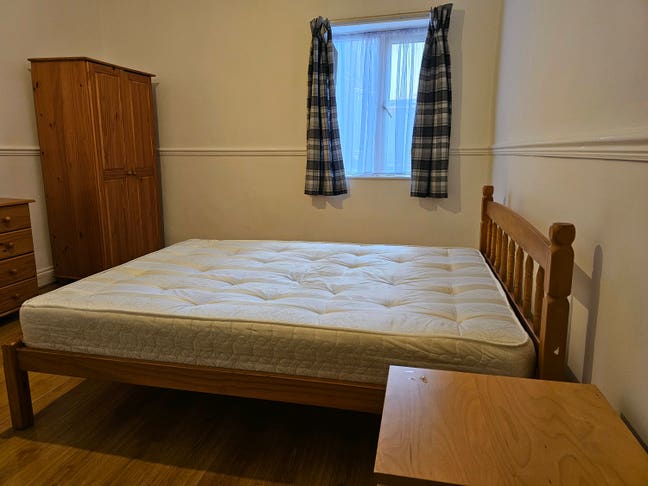 Large Double  Room &pound;550 PCM Incl Bills plus Intern Main Photo