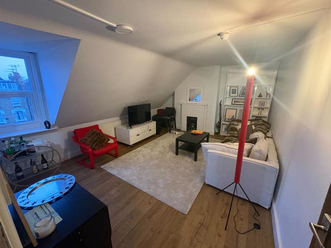 Spacious One-Bedroom Flat (11-25 March) Main Photo