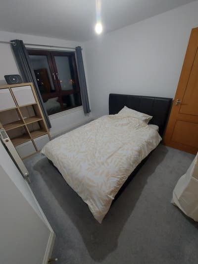 Double room in clean second floor flat Main Photo