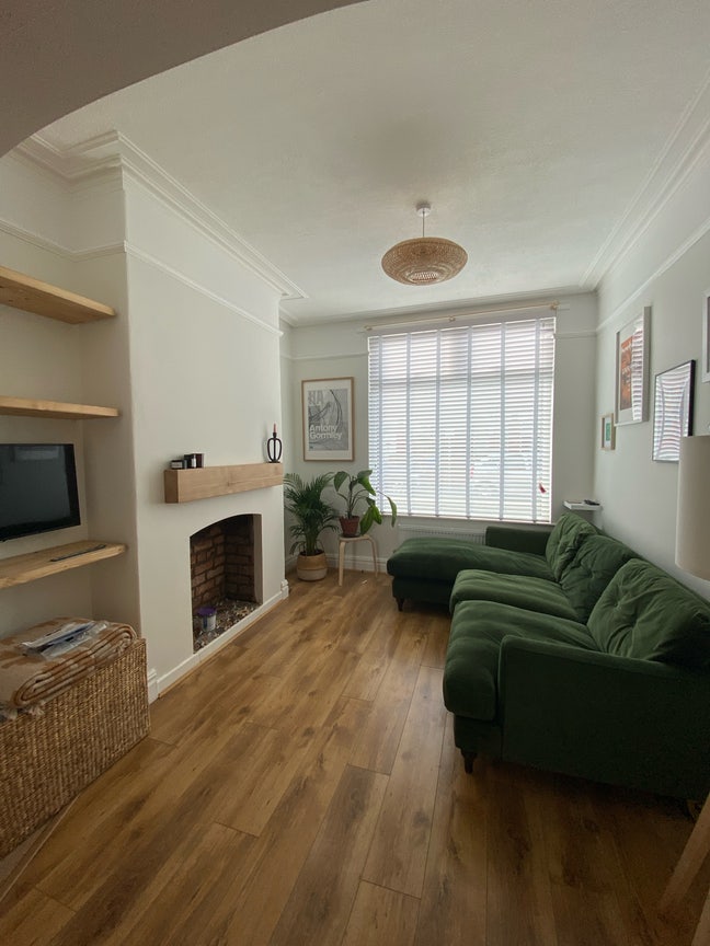 Cosy Room Available in Stylish Home Main Photo