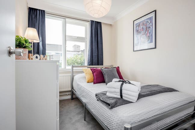 Isleworth Double Bedrooms Main Photo