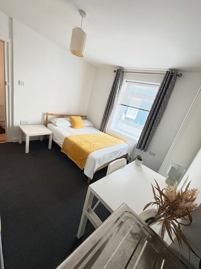 Modern Double Room in Bournemouth Centre Main Photo