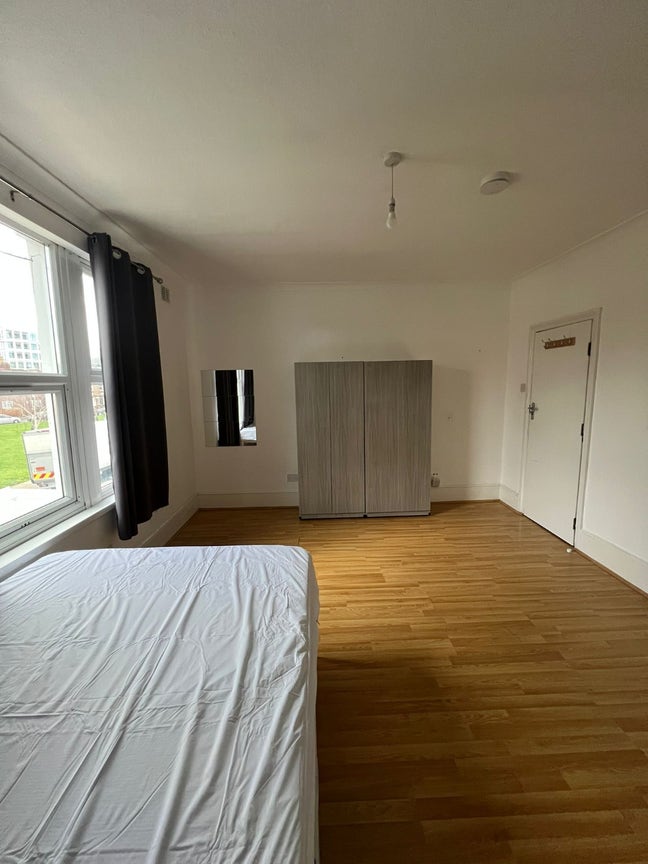 🔑 Your Room in London Awaits You in Stratford Main Photo