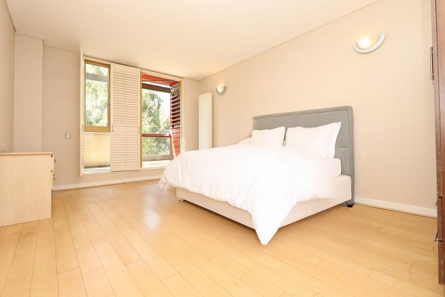 3 Amazing Rooms In GreenWich -- Zone 2 -- Premium  Main Photo