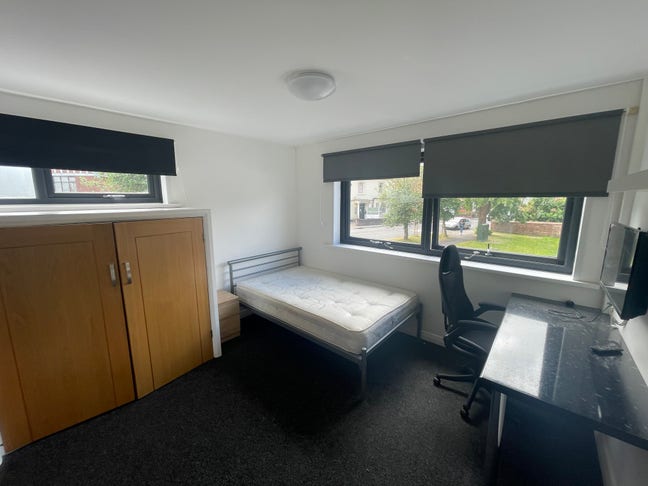 Bright & Spacious En-Suite Room Main Photo