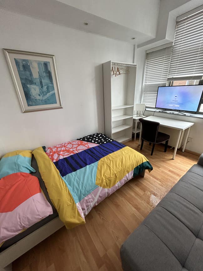 Furnished room in a 4 bedroom - Old St Main Photo