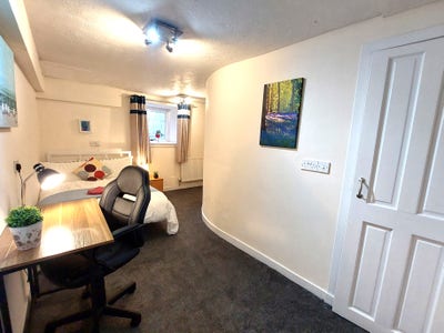 Friendly professional housemates, by town centre Main Photo