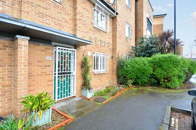 ✨Spacious Double | E9 | Minutes from VictoriaPark✨ Main Photo