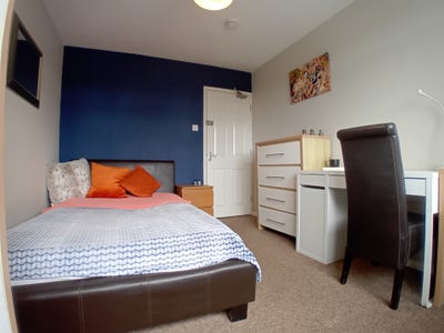 Large Double Room close to Town Centre Main Photo