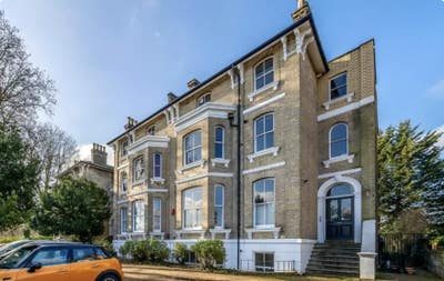 Spacious double bedroom with en-suite Main Photo