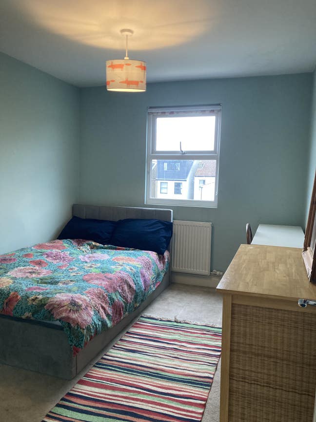 Good sized single room in family home Main Photo