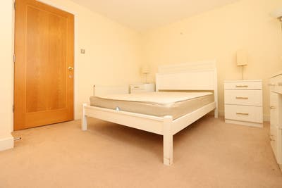 Prime Area-Room – 4 Min Walk to East India -Dlr | Main Photo