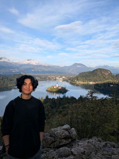 Professional seeking a single or double room Main Photo