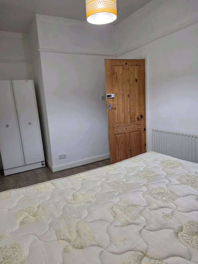 1 room available- 2 bedroom flat Main Photo